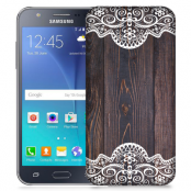 Skal till Samsung Galaxy J5 - Mörkt trä med spetsmönster